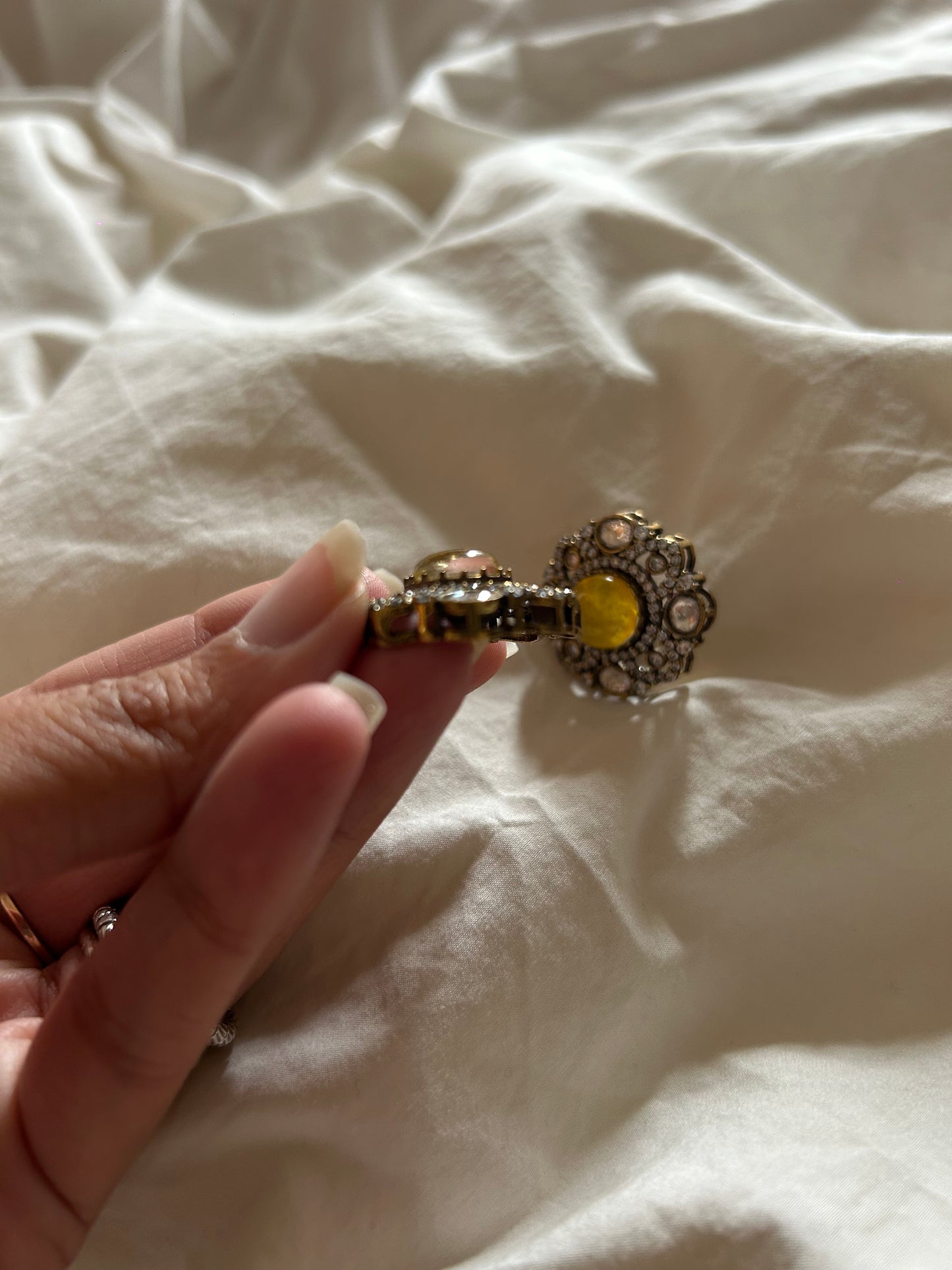 Zarkan stone setting with a beautiful yellow stone in the centre studs