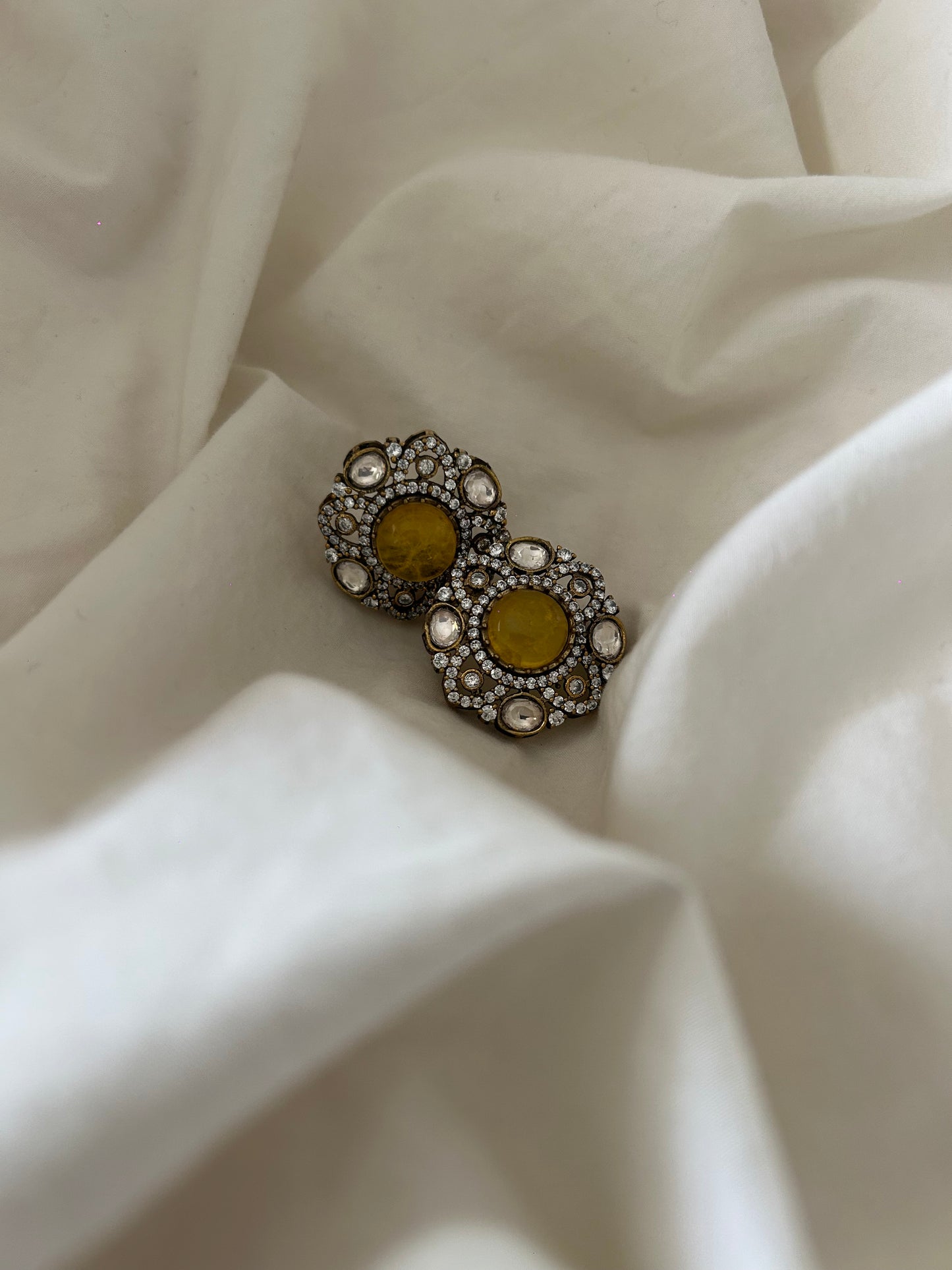 Zarkan stone setting with a beautiful yellow stone in the centre studs