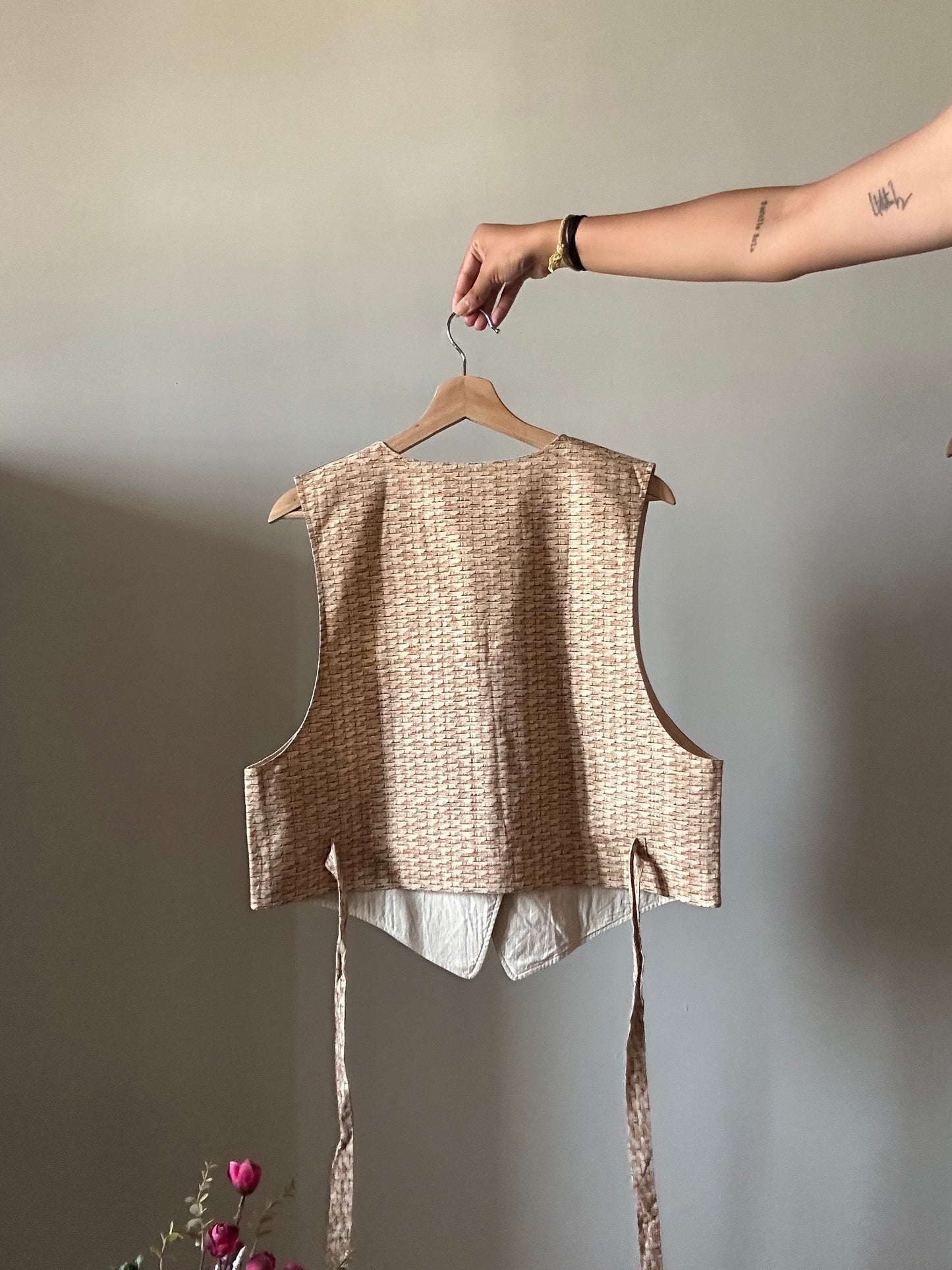 Vintage Basket Print With Gold Print Vest