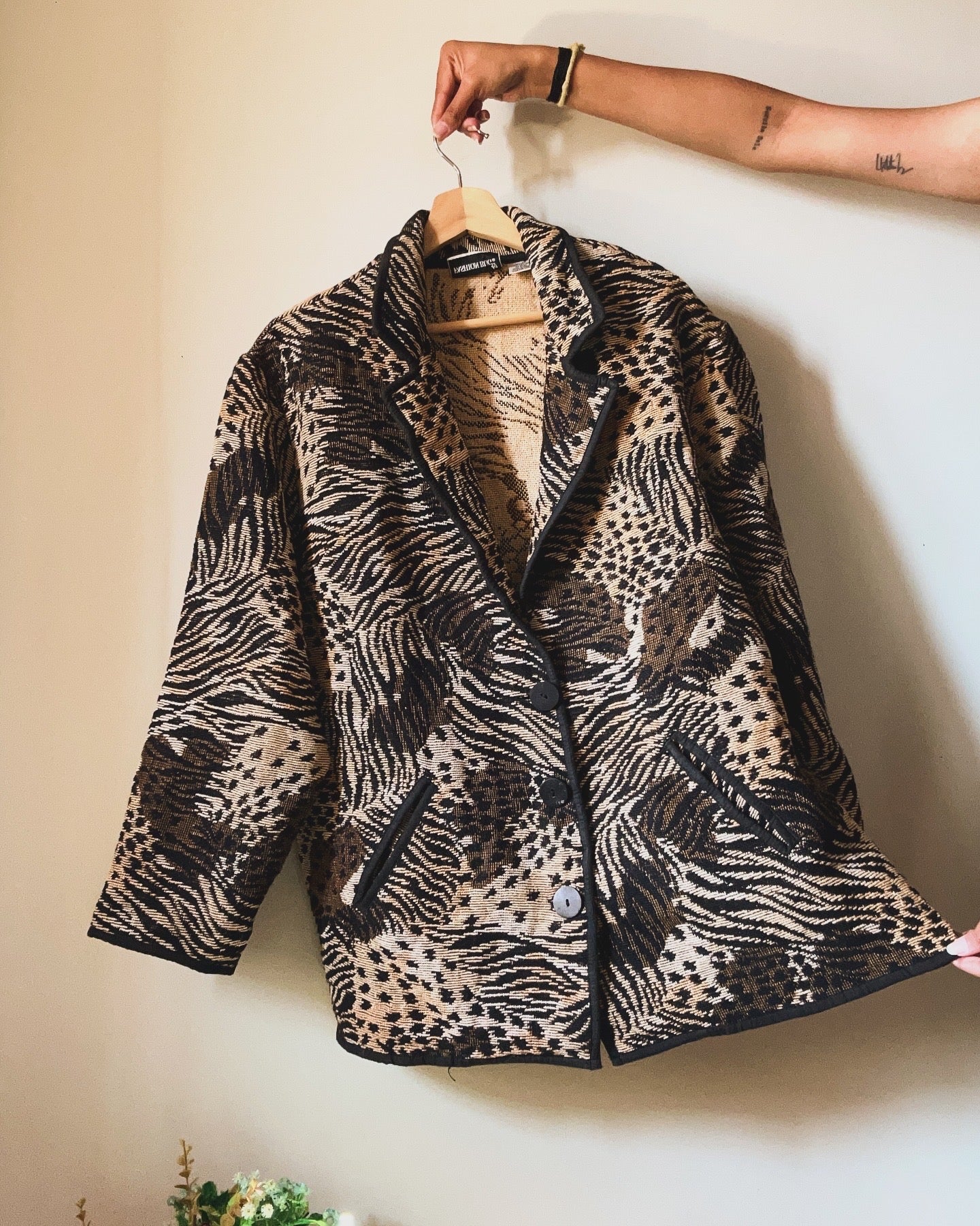 Vintage Fashion Bug Animal Print All Weaved Shaket