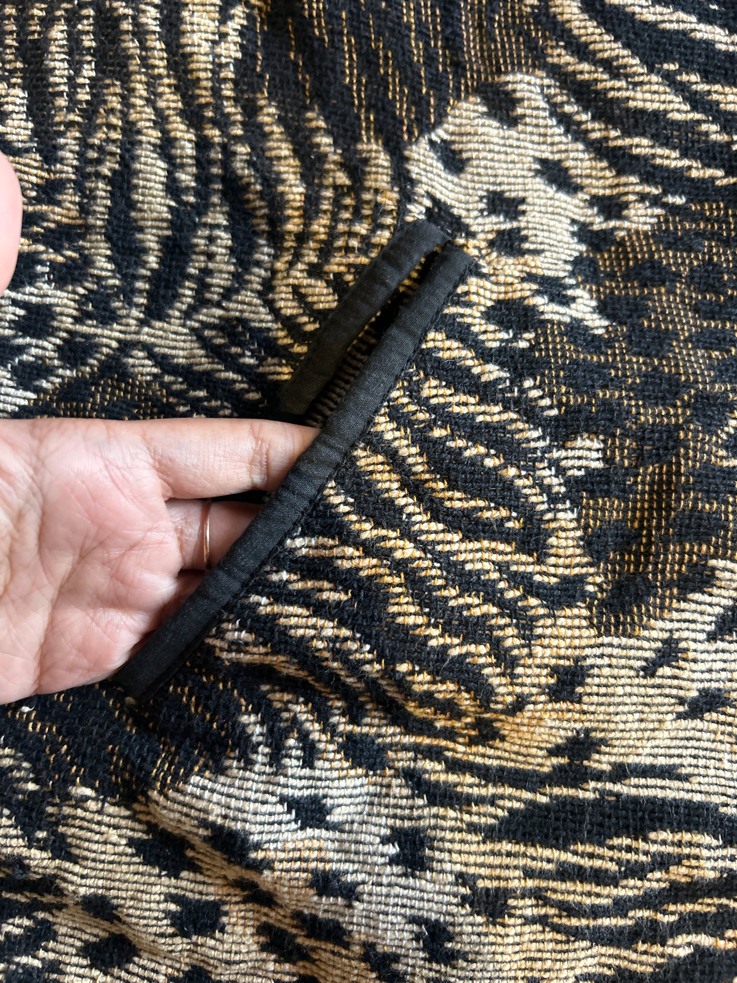 Vintage Fashion Bug Animal Print All Weaved Shaket