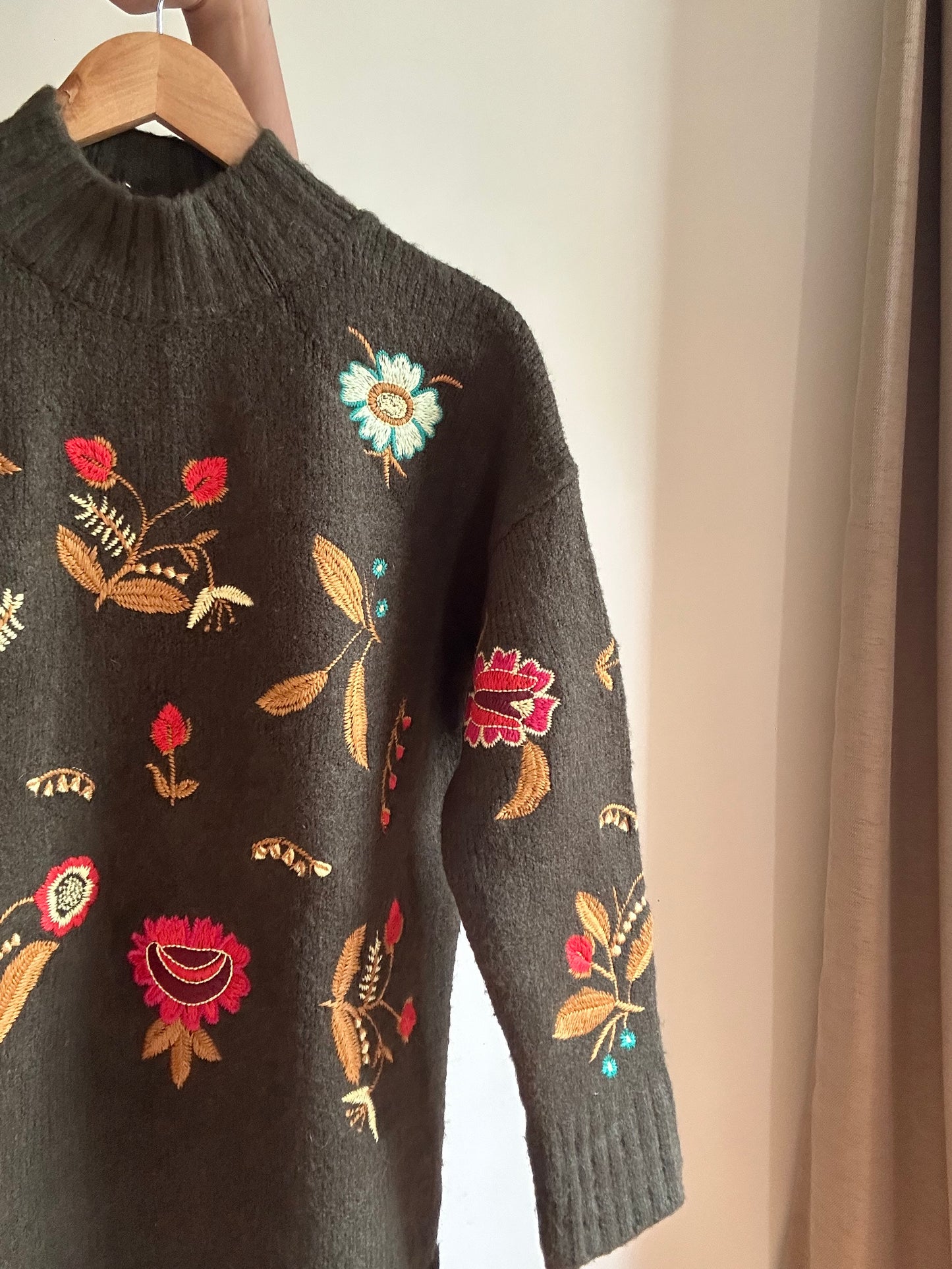 Vintage Clinche Knit Embroidered Pullover