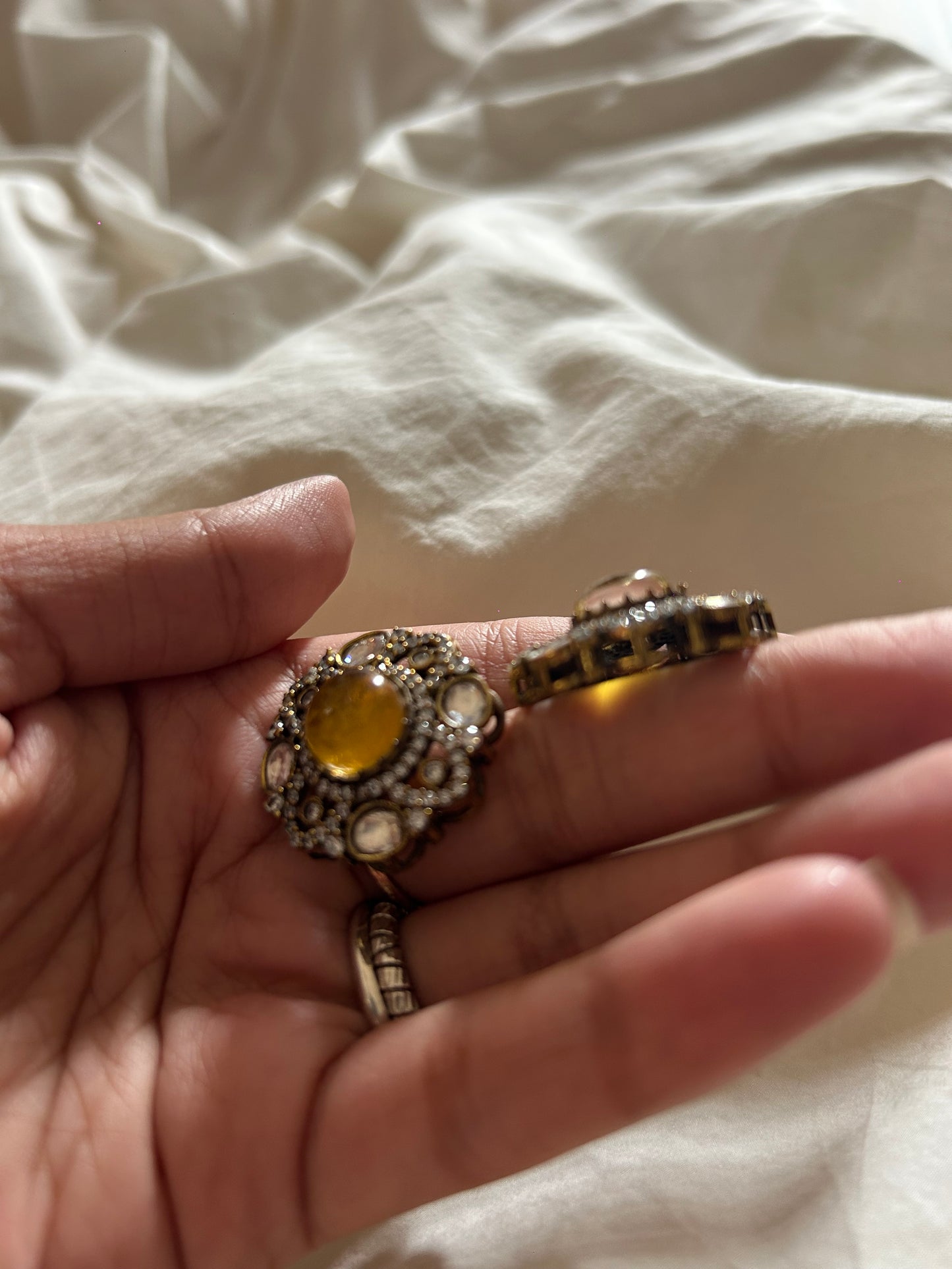 Zarkan stone setting with a beautiful yellow stone in the centre studs