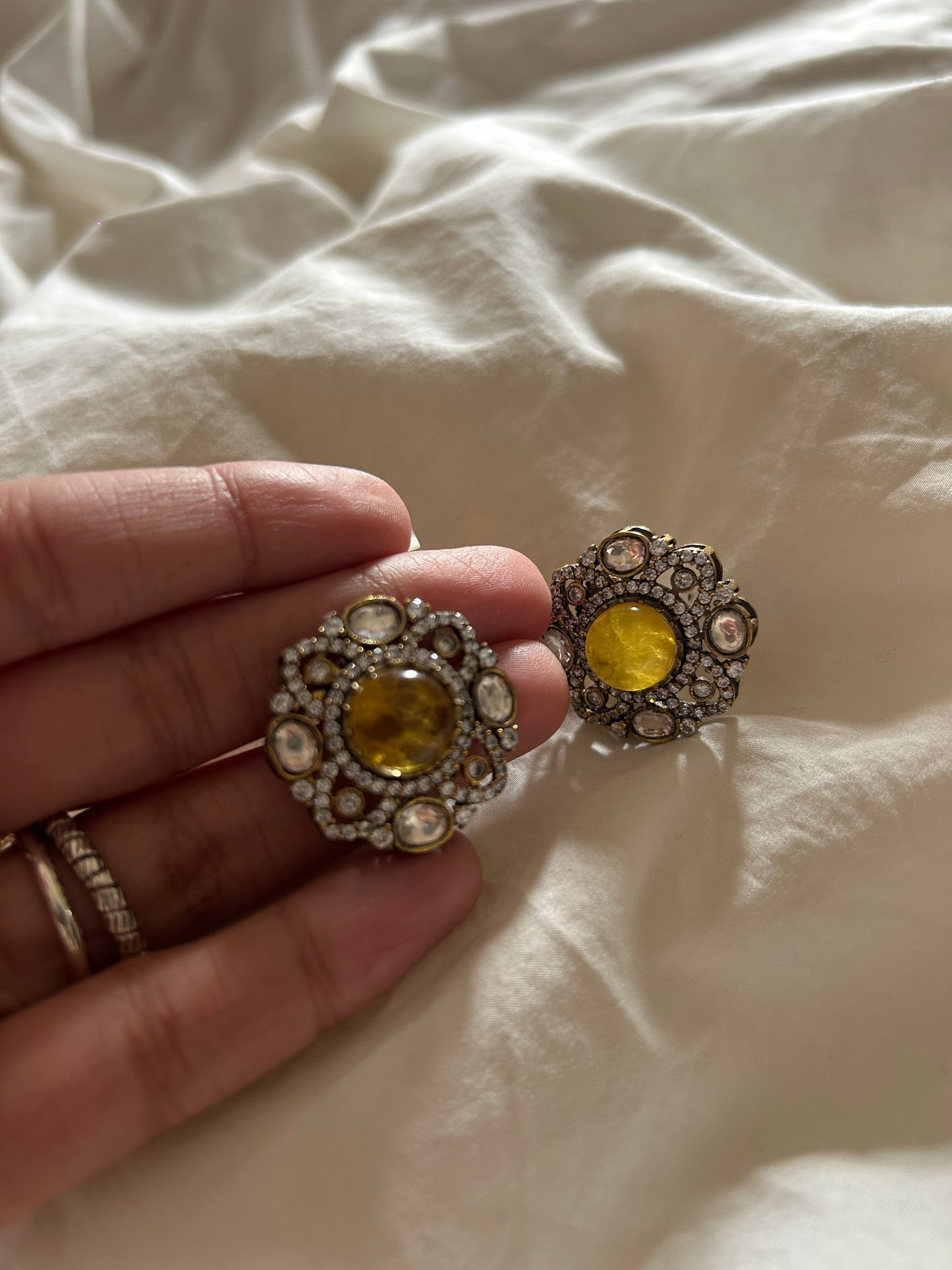 Zarkan stone setting with a beautiful yellow stone in the centre studs