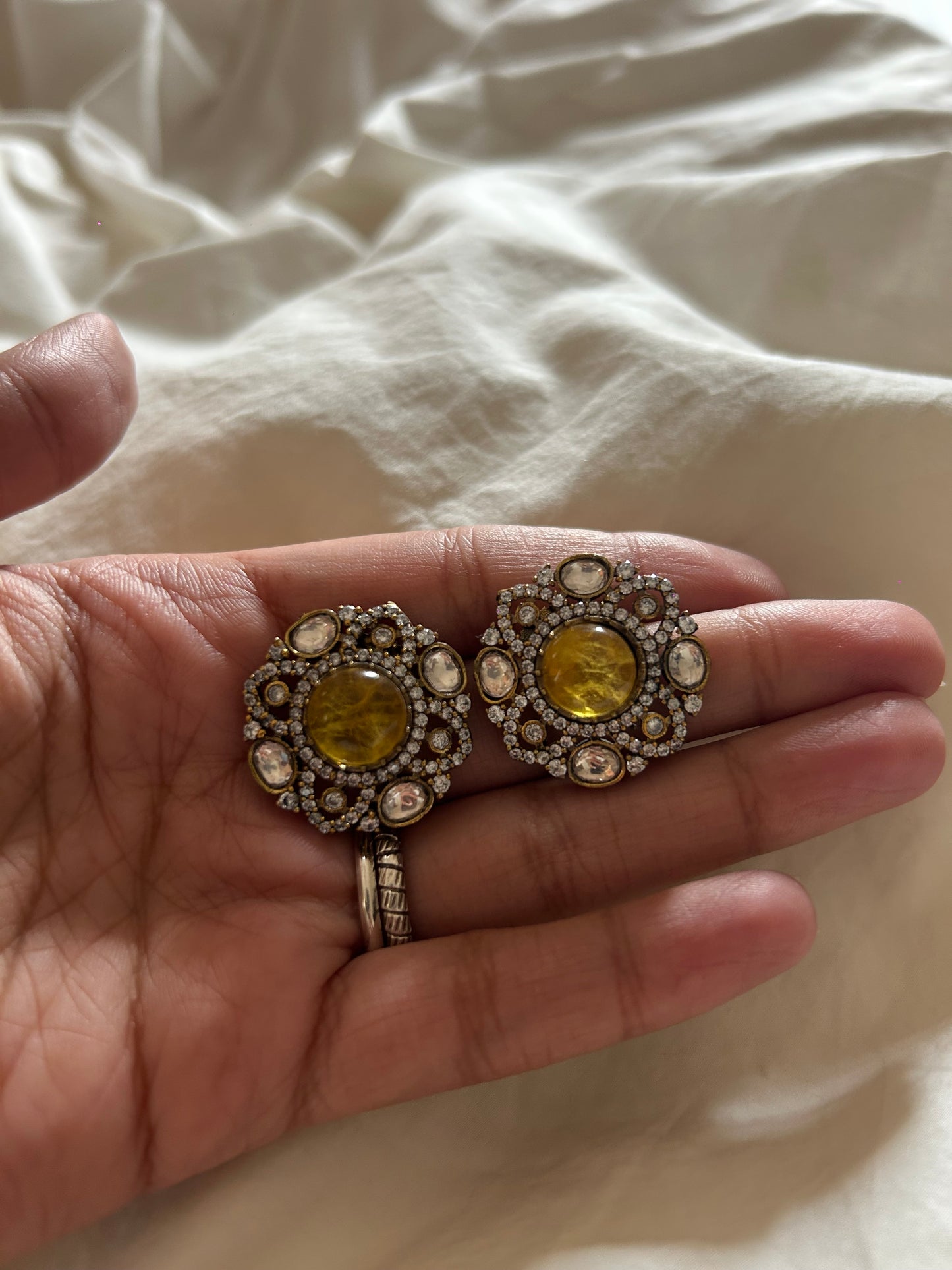 Zarkan stone setting with a beautiful yellow stone in the centre studs